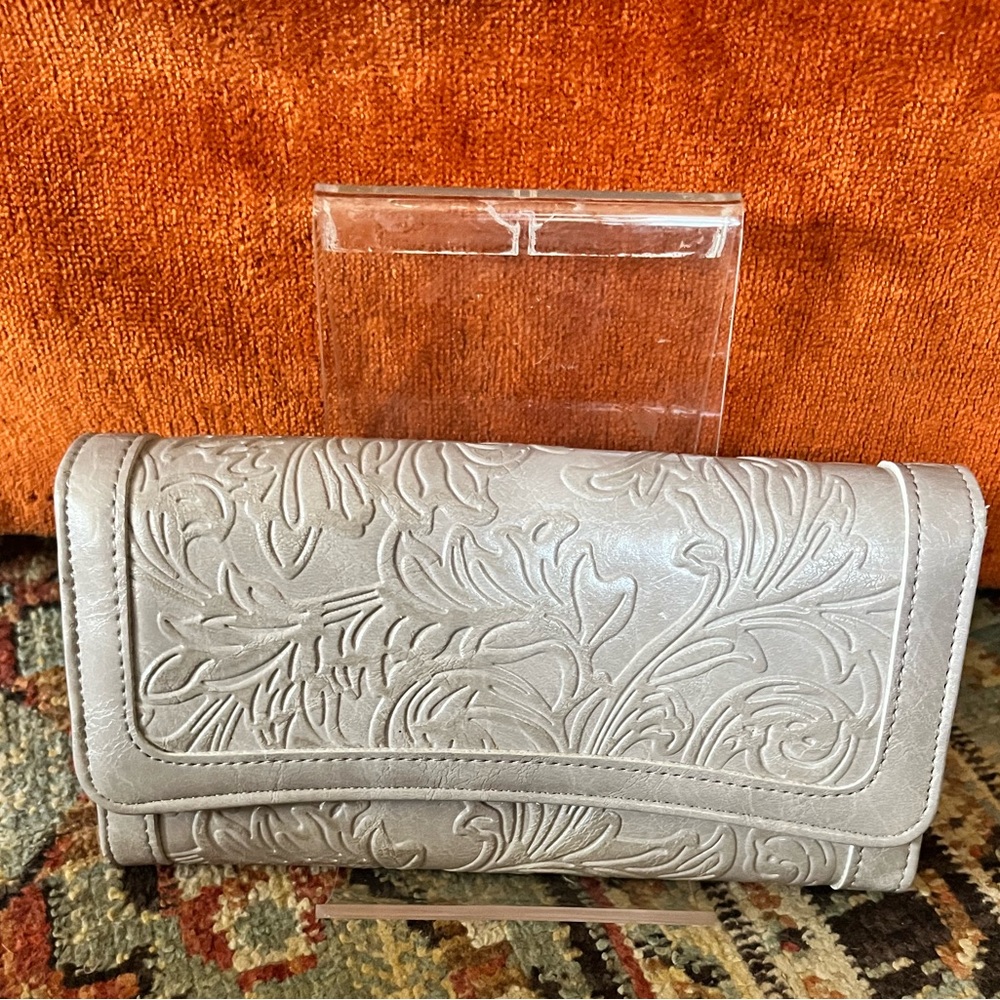 Women’s Embossed Floral Clutch Wallet - Light Gray